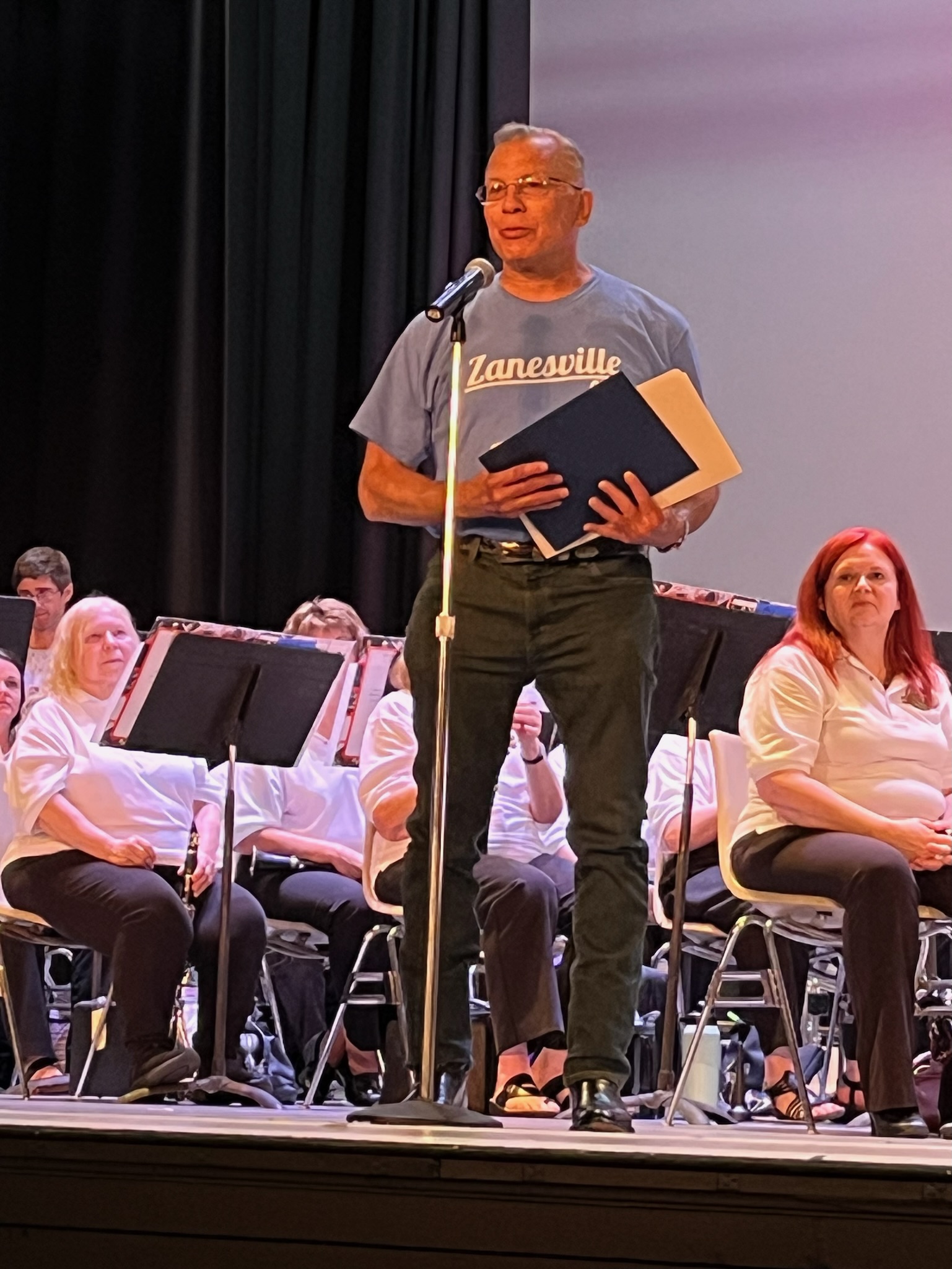 Photo of the mayor of Zanesville speaking at a Zanesville Memorial Band concert